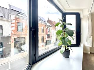Comfortabel en lichtrijk appartement op de eerste verdieping in residentie Florence, nabij het stadscentrum en het station; Lift in het gebouw; oppervlakte van 77 m²; Centrale locatie met gunstige verbindingen naar autostrade alsook dichtbij winkels, openbaar vervoer en scholen; Indeling appartement: inkomhall met apart toilet; Ruime living met plaats voor salon en eetplaats, halfopen keuken met vaatwas, afzuigkap, elektrische kookplaat, oven, dubbele gootsteen met druiprek en koelkast; Videofonie; Leuk zuidgericht terras met groenzicht, en buitenberging; Badkamer met ligbad/-douche in één, dubbele wastafel met meubel, muurkast voor wasmachine, hangradiator; 2 slaapkamers achteraan waarvan 1 met doorgang naar het zuidterras; Overal dubbele beglazing in hout; Centrale verwarming op elektrische accumulatoren; EPC 307 kWh/m²jaar/ Label D, geen renovatieplicht - zonnepanelen mogelijk en toegelaten op het platte dak; Zeer ruime kelderberging met opbergrekken en een stopcontact; Asbestveilig attest; Beschikbaar: bij akte na betaling; Verkoop onder registratierechten/ geen BTW; Vp Appartement + kelder + Garage: 269.000 €; Gunstige kostenstructuur mbt de algemene delen gebouw; Info en bezoek: info@elet.immo.