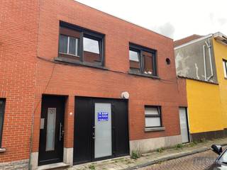 Bent u op zoek voor uw professionele activiteit naar een geschikt commercieel pand?<br />Ontdek dan zeker de troeven van dit goed gelegen pand langs de druk bezochte Diestsesteenweg met hoek Heuvelstraat in Kessel-Lo.<br /><br />Jaren was het pand een gekende bruine kroeg die gelijkvloers bestond uit een mooie, lichtrijke ruimte met authentieke planché-vloer. Achteraan werd de koer dicht gebouwd en werd er een keuken geïnstalleerd. <br /><br />Op de eerste verdieping zijn er 2 afsluitbare ruimtes, die gebruikt werden als huurzaaltje. Op de tweede verdieping, onder het dak is er een badkamer en een slaapkamer.<br /><br />Verder is een gedeelte van het pand voorzien van een authentieke, gewelfde kelder. Eveneens is er in de Heuvelstraat nog een aparte ingang die toegang geeft tot een ingerichte studio, die momenteel verhuurd is. <br /><br />Bent u nieuwsgierig naar de mogelijkheden van dit pand, boek uw bezoek via info@immoruelens.be