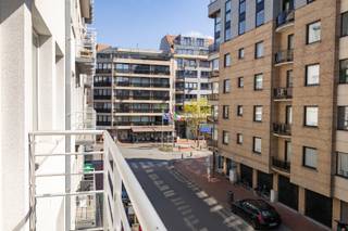 <strong>Knokke: Instapklaar lichtrijk appartement op toplocatie te koop met 2 volwaardige slaapkamers in het centrum van Knokke.</strong><br /><br />Ontdek dit charmante en instapklare appartement, ideaal gelegen aan de Bayauxlaan 4 in Knokke. Dankzij de centrale ligging bevindt u zich op wandelafstand van het bruisende centrum, de zeedijk, Dumortierlaan, en tal van gezellige restaurants en winkels. Perfect als vaste woonst, tweede verblijf aan zee of als investering.<br /><br /><strong>Indeling:</strong><br />Inkomhal met ingemaakte kasten, ruime en lichtrijke leefruimte met toegang tot het terras vooraan, open keuken voorzien van alle apparatuur, berging, badkamer met inloopdouche, apart toilet, 2 volwaardige slaapkamers.<br /><br /><strong>Troeven:</strong>
<ul><li>Centrale ligging nabij centrum en zeedijk, Dumortierlaan.</li><li>Instapklaar.</li><li>Zonnig terras.</li><li>2 volwaardige slaapkamers.</li><li>Privatieve kelderberging en gemeenschappelijke fietsenberging.</li></ul>
Meer informatie? Contacteer Ayita op 0496 13 43 12.