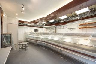 Handelspand met ruime opslagmogelijkheden en bovenliggend appartement op perceel van 1079 m²Ben je op zoek naar een unieke combinatie van wonen en...