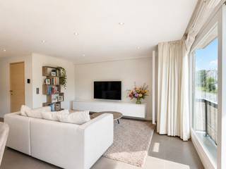 Zeer leuk hoekappartement te Heist-aan-Zee, genietend van een prachtig open zicht uit de woonkamer. Dankzij de hoekligging en de vele raampartijen geniet u van een overvloed aan natuurlijk licht. De mooie open zichten zorgen voor een gevoel van openheid en creëren een aangename sfeer in het appartement. <br /><br />Absolute toplocatie op nog geen 300 meter van het strand (via de vernieuwde voetgangerstunnel recht voor de deur).<br /><br />Indeling: inkomhal, een zeer mooie &amp; huiselijke leefruimte met een open keuken en heerlijke zichten naar buiten. Verder nog een praktische berging, twee slaapkamers en een verzorgde badkamer. De elektriciteit is volledig conform.<br /><br />De grote troeven zijn zonder twijfel de mooie open zichten, het vele licht en de uitstekende ligging vlakbij het strand. Hier woon je elke dag met een vakantiegevoel. Een appartement dat je gezien móét hebben!<br /><br />Meer informatie of een vrijblijvend bezoek?<br />Contacteer Sacha Vanrafelghem op GSM 0487/43.79.10.