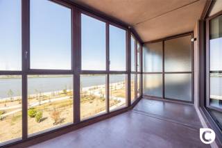 <p><span>Exclusief nieuwbouwappartement met winter- en zomerterras en zicht op de Schelde !</span></p><p><span>Welkom in dit prachtige 2-slaapkamerappartement op de 4de verdieping aan de Ledeganckkaai 31, gelegen in het prestigieuze Nieuw Zuid. Hier woont u in een architecturaal sterk gebouw, ontworpen door het gerenommeerde architectenbureau Robbrecht en Daem, met de Schelde als dagelijks decor.</span></p><p><span>De architectuur van het gebouw haalt inspiratie uit het Panch Mahal-paleis in Fatehpur Sikri, een indrukwekkend zestiende-eeuws paviljoen in India. Deze inspiratie vertaalt zich in een karaktervolle architectuur en een warme, donkerrode gevel in Indische zandsteen. Het materiaal werd bovendien ook gebruikt voor de gevel van het MAS. Een bijzondere architecturale signatuur die het gebouw een eigen identiteit geeft binnen het moderne Nieuw Zuid.</span></p><p><span>Het appartement zelf combineert deze architecturale kwaliteit met hedendaags wooncomfort. Met twee slaapkamers, een ruim winterterras, een groot zomerterras, EPC-label A en een overvloed aan natuurlijk licht is dit een woning die zowel qua uitstraling als woonbeleving weet te overtuigen.</span></p><h3><span>Nieuw Zuid: hedendaags wonen aan de Schelde</span></h3><p><span>Nieuw Zuid is uitgegroeid tot één van de meest gegeerde woonbuurten van Antwerpen. U woont hier in een groene en hedendaagse stadsomgeving, op wandelafstand van de Scheldekaaien en met het historische stadscentrum, het Zuid en tal van winkels, restaurants en culturele voorzieningen binnen handbereik.</span></p><p><span>De combinatie van moderne architectuur, openbare ruimte en de nabijheid van de Schelde zorgt hier voor een bijzonder aangename woonomgeving.</span></p><h3><span>Indeling</span></h3><p><span>Met de lift bereikt u de 4de verdieping. Vanuit de inkomhal worden alle ruimtes met elkaar verbonden en valt meteen de doorlopende parketvloer op, die zorgt voor een warme en elegante uitstraling.</span></p><p><span>Via de stijlvolle gietijzeren deur betreedt u de leefruimte. Hier volgt meteen het wow-effect: dankzij de kamerbrede raampartijen geniet u van een indrukwekkend zicht op de Schelde en wordt de ruimte overspoeld door natuurlijk licht.</span></p><p><span>De leefruimte biedt voldoende plaats voor een royale zithoek en een eettafel. De keuken dient nog verder ingericht te worden, waardoor u deze volledig naar eigen smaak kunt vormgeven. Alle nodige nutsvoorzieningen zijn reeds voorzien. Zo creëert u hier zonder compromissen een keuken die perfect aansluit bij uw persoonlijke woonstijl.</span></p><p><span>Aansluitend bevindt zich het ruime winterterras, dat rechtstreeks in verbinding staat met de leefruimte. Dankzij deze ligging kan het terras perfect als een verlengstuk van de woonruimte worden ingericht. Een gezellige leeshoek, een extra zithoek of een stijlvolle thuiswerkplek: de mogelijkheden zijn talrijk. En ondertussen blijft het uitzicht over de Schelde steeds aanwezig.</span></p><p><span>Aan de achterzijde bevinden zich de twee slaapkamers. Beide slaapkamers beschikken over een rechtstreekse toegang tot het ruime zomerterras.</span></p><p><span>Het oost-zuidgerichte terras die in verbinding staan met de slaapkamers vormt een heerlijke buitenruimte waar u kunt genieten van de ochtend -en namiddag zon. Een ideale plek voor een rustig ontbijt, een kop koffie of een aperitief in de late namiddag.</span></p><p><span>De badkamer is hoogwaardig en tijdloos afgewerkt met een ruime inloopdouche, dubbele lavabo en beige natuursteen. De keramische tegel met marmerlook zorgt voor een luxueuze uitstraling. Bovendien is er praktisch rekening gehouden met de dagelijkse noden: in de badkamer zijn aansluitingen en ruimte voorzien voor zowel een wasmachine als droogkast.</span></p><p><span>Verder beschikt het appartement over een apart toilet en een praktische technische ruimte.</span></p><h3><span>Een appartement met een uitgesproken karakter</span></h3><p><span>Dit appartement is meer dan een comfortabele woonplek. Het is een combinatie van architecturale kwaliteit, licht, buitenruimte en een bijzondere ligging aan de Schelde.</span></p><p><span>De signatuur van Robbrecht en Daem, de karaktervolle architectuur geïnspireerd op het Panch Mahal-paleis, de hoogwaardige afwerking en de mogelijkheid om de keuken volledig naar eigen smaak in te richten, maken van dit appartement een bijzonder geheel.</span></p><p><span>Hier woont u in het hart van Nieuw Zuid, met de stad binnen handbereik en de Schelde letterlijk als onderdeel van uw dagelijkse leefomgeving.</span></p><h3><span>Troeven</span></h3><ul><li><span>Energiezuinig appartement met EPC-label A</span></li><li><span>Ruim winter/zomer terras aansluitend op de leefruimte</span></li><li><span>Prachtig zicht op de Schelde</span></li><li><span>Karaktervolle gevel in Indische zandsteen</span></li><li><span>Hoogwaardige afwerking</span></li><li><span>Ventilatiesysteem type D</span></li><li><span>Keuken volledig naar eigen smaak in te richten</span></li><li><span>Gelegen op een absolute toplocatie in Nieuw Zuid</span></li></ul><p><span> </span></p><p><span>Een appartement voor wie niet alleen op zoek is naar een woning, maar naar een bijzondere woonbeleving. Architectuur, licht, terrassen en de Schelde komen hier samen op één van de meest aantrekkelijke locaties van Antwerpen. </span></p><p><span> </span></p>