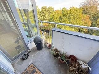 Instapklaar appartement met prachtig zicht op Stadspark.<br /><br />Indeling :<br /><br />Inkomhal : +/- 14 m², parket.<br />Vestiaire : +/- 3 m², parket.<br />Afzonderlijk toilet met lavabo.<br />Living : +/- 35 m², parket.<br />Keuken : +/- 9 m², tegels, gasfornuis, dampkap, vaatwasser, dubbele afwasbak.  Terras : +/- 2,5 m².<br />Slaapkamer 1 : +/- 25 m², tapijt. Terras : +/- 4 m².<br />Slaapkamer 2 : +/- 14 m², tapijt.<br />Badkamer : ligbad, dubbele lavabo, hangtoilet, witte kastjes, handdoekdroger.<br />Berging :  +/- 1.5 m², met aansluiting wasmachine en droogkast.<br /><br />Kelderberging nummer 6.<br /><br />Algemene onkosten : € 150/mnd.<br />CV op gas individueel.<br />Aluminium ramen met dubbele beglazing.