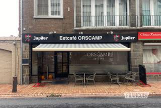 In het commerciële centrum van Oostkamp vinden we dit over te nemen eetcafé terug. Het pand ligt op wandelafstand van het Gemeenteplein, waardoor het geniet van een uitstekende bereikbaarheid. <br /><br />Op het terras vooraan komen heel wat vaste klanten van hun koffie genieten. Eenmaal we de zaak binnenkomen, komen we in een ruime eetruimte met gezellige bar, waar plaats is om een aperitief te nuttigen. Aansluitend treffen we een ruime veranda waar heel wat familiefeesten of ander aangelegenheden kunnen plaatsvinden. In zijn volledigheid biedt het pand plaats voor 40 tot 50 eters. Verder vinden we een volledig afgescheiden rookruimte voor +/- 10 personen, aparte toiletten voor dames en heren, en een berging/wasplaats met achterdeur. Aanpalend aan de uitgeruste keuken, bevindt zich een super praktische én ruime kelder. <br /><br />Tot slot bevat het pand nog een appartement met drie slaapkamers die op heden verhuurd is.<br /><br />Gaat jouw ondernemershart sneller slaan bij het zien van deze overname?<br /><br />Aarzel dan niet en vraag vandaag nog meer info aan!<br /><br />