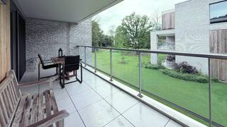 Exclusief en instapklaar hoekappartement van bouwjaar 2024 bevindt zich op de 1ste verdieping met lift en is mooi gelegen in het groene parkdomein ‘Hof ter Beuken’ van 1 hectare. <br />Bereikbaarheid: gunstig gelegen op wandelafstand van winkelgebied en met zeer goede verkeersverbindingen - op 4 minuten van E19 Mechelen-Zuid met verbindingen naar Brussel - Antwerpen.<br />Dankzij de grote raampartijen en de hoekligging baadt het volledige appartement in het natuurlijke licht. <br />Inkom &amp; Leefruimte: inkomhal die toegang biedt tot de lichtrijke woonruimte van 50m² met open ingerichte luxe keuken <br />Terras: aansluitend aan de leefruimte ligt het ruime, west-georiënteerde terras van 14,3 m² (6,5m x 2,2m). De ideale plek om te ontspannen en te genieten van de namiddag- en avondzon met zicht op het groen. <br />Nachtgedeelte: het appartement beschikt over 2 volwaardige ruime slaapkamers. Indien gewenst is er de mogelijkheid om de ruimte opnieuw in te delen naar 3 slaapkamers. Daarnaast is er een moderne douchekamer en een apart toilet.<br />Berging &amp; Wasplaats: zeer praktisch ingericht met zowel een koele berging vlakbij de keuken als een aparte wasplaats-berging. <br />Bij aan te kopen ondergrondse autostaanplaats + ruime bergkelder aan de prijs van 30.000 euro + appartement 589.000 euro = totaal 619.000 euro.<br />Duurzaamheid en energie-efficiëntie EPC A: gebouwd volgens de modernste energienormen en is nagenoeg energieneutraal. <br />Centrale verwarming via een milieuvriendelijke warmtepomp en comfortabele vloerverwarming en vloerkoeling.<br />Het appartement is uitgerust met eigen zonnepanelen.<br />Uitzonderlijk goede EPC-score: 18 kWh/m² - energielabel A - UC: 2020101653.<br />Bouwjaar 2024 en in perfecte staat, volledig geschilderd en instapklaar.<br />Totale vloeroppervlakte: 130m² + terras 14,3m² + ondergrondse garageplaats + kelderberging.<br />Verkoop onder registratiebelasting (2% mogelijk) en geen btw meer!<br />Stedenbouw info: woongebied - vergunning uitgereikt - niet gelegen in verkaveling - geen voorkooprecht ruimtelijke ordening - geen rechterlijke herstelmaatregel of bestuurlijke maatregel opgelegd - geen maatregelen in het Vlaams handhavingsplatform).<br />Geen risicozone voor overstromingen - gebouwscore A - perceelscore A en klein deel aan straat B.