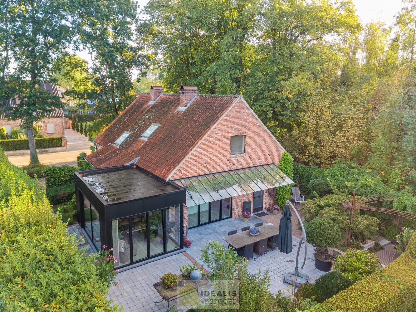 IDYLLISCH GELEGEN BIJZONDERE EIGENDOM BESTAANDE UIT RIANT WOONHUIS, APART BEWOONBAAR BIJGEBOUW EN ATELIER OMGEVEN DOOR EEN SCHITTERD AANGELEGDE TUIN EN WEILAND. Het domein is toegankelijk zowel aan de mooie Urnenveldstraat doch ook via een uitzonderlijk m - foto 5