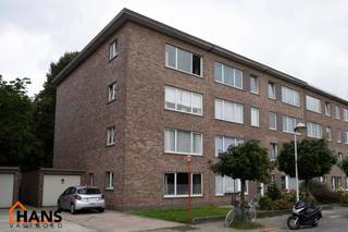 Dit appartement is gelegen op de derde verdieping zonder lift.Indeling: inkomhal; vestiairekast; apart toilet; ingerichte badkamer; 2 slaapkamers...