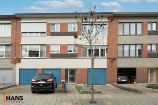 Inkomhal; apart toilet met handenwasser; leefruimte; geïnstalleerde keuken; badkamer met douche en wastafel in meubel; hoofdslaapkamer; kleine slaapkamer met toegang naar het achtergelegen terras; bureauruimte en 2 garageboxen.<br /><br />Gemeenschappelijke kosten: 150 EUR voor minuterie, provisie water en provisie verwarming.<br />Geschikt voor maximaal 4 personen.<br />Beschikbaar op 01/03/2026.<br /><br />Huurwaarborg bedraagt 3 maanden huur.<br />Plaatsbeschrijving door extern bedrijf met gedeelde kosten.<br /><br />Een bezoek ter plaatse kunt u enkel online reserveren op www.hansvastgoed.com.<br />Voor meer informatie, bezoek onze website www.hansvastgoed.com of neem contact op met info@hansvastgoed.com of +32 3 366 05 30.