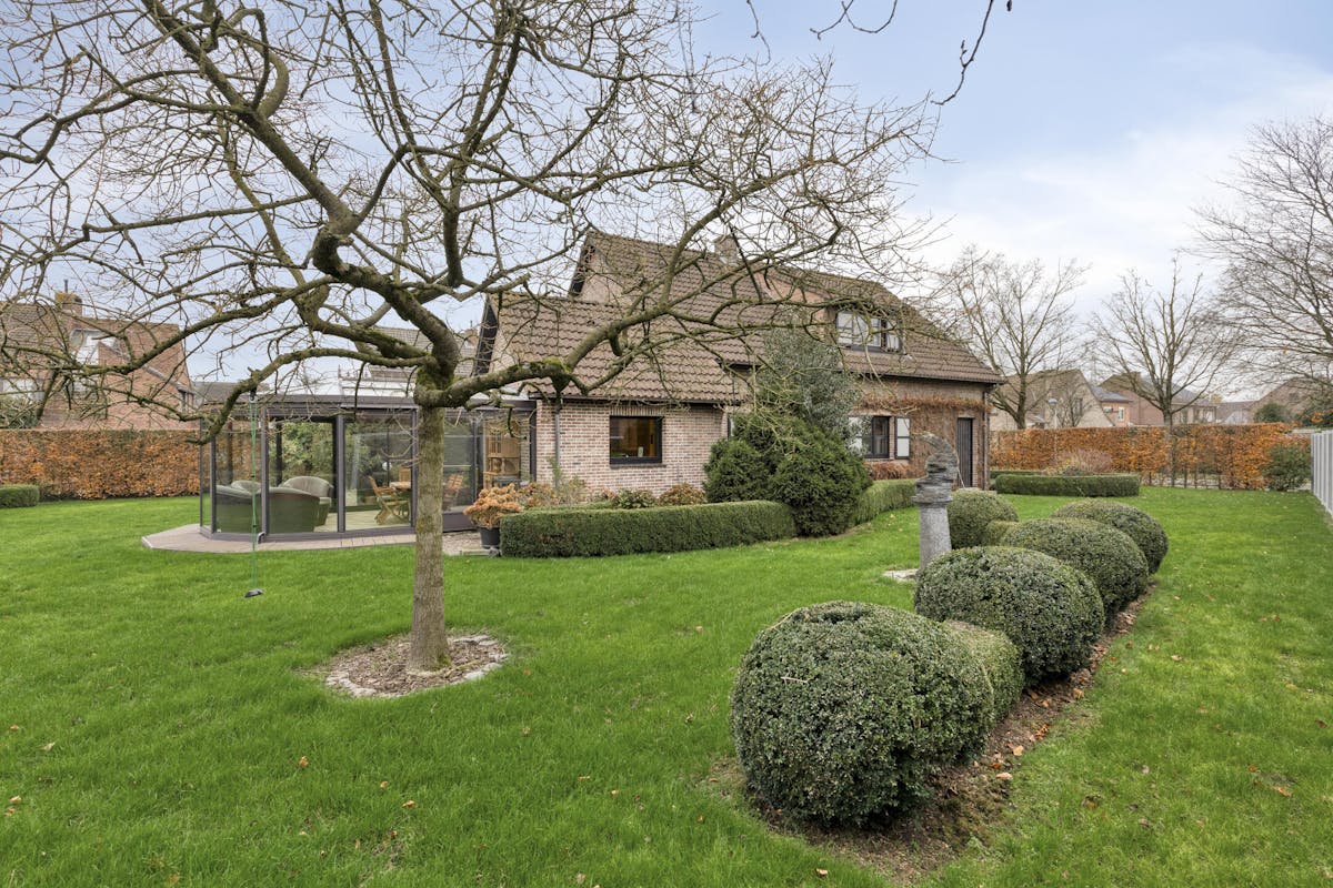 Mooie villa met schitterende tuin in residentiële woonwijk - foto 2