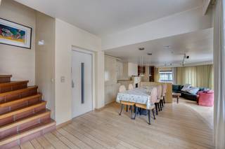 Dit markante hoekpand combineert uitstekende zichtbaarheid, functionele flexibiliteit en hedendaags comfort. Of u nu een vrij beroep uitoefent,...