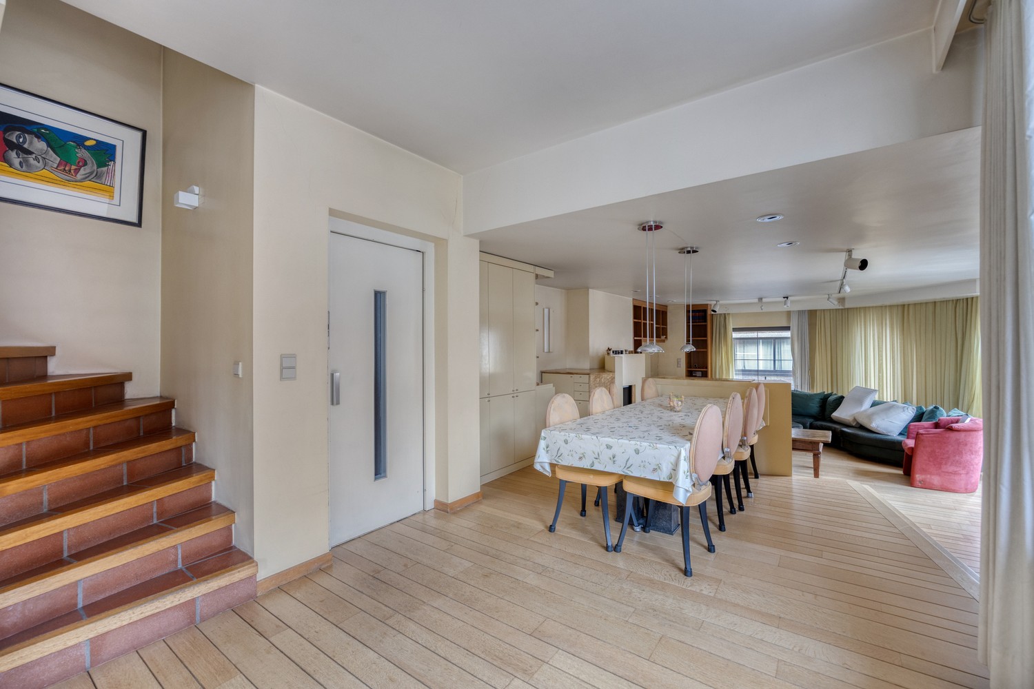 Te koop in Sint-Truiden: veelzijdig hoekpand (300 m² met lift) voor vrij beroep, praktijk en bewoning - foto 3