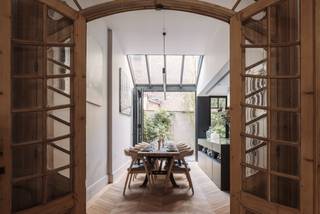 Dans l'un des quartiers les plus prisés de Berchem, cette maison entièrement rénovée. Un mélange parfait de style, de confort et de fonctionnalité.<br /><br />En entrant, vous serez immédiatement charmé par l'espace de vie charmant avec parquet en chevron de haute qualité, qui invite à des moments chaleureux. La cuisine moderne et entièrement équipée avec îlot central est un véritable atout.<br /><br />La maison offre quatre suites parentales complètes, chacune avec sa propre salle de bains, un luxe rare ! À l'extérieur, vous pourrez profiter d'un espace privé agréable, parfait pour la détente ou un barbecue estival. Avantage supplémentaire : une cave spacieuse pour tous vos besoins de rangement.<br /><br />La combinaison parfaite de design, d'espace et d'emplacement de premier choix. Cette maison est prête à emménager et idéale pour les familles ou ceux qui cherchent simplement à vivre dans le meilleur quartier de Berchem.<br /><br />PEB = B // Vg - Wche - Gmo - Gvkr - Gvv