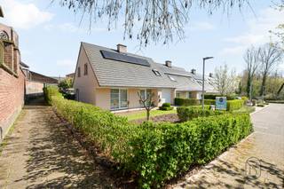 Op zoek naar een perfect onderhouden, instapklare woning met ruimte, comfort en een uitstekende energiezuinigheid? Deze recente woning in Avelgem biedt het allemaal.<br /><br />Indeling: bij het betreden van de woning komt u terecht in de inkomhal met ingemaakte kasten en een gastentoilet. Van hieruit loopt u door naar de lichtrijke leefruimte met open keuken, waar gezelligheid en functionaliteit samenkomen. Aansluitend bevindt zich een praktische bijkeuken/wasruimte met directe toegang tot de garage. Op de eerste verdieping vindt u vier volwaardige slaapkamers, waarvan één met dressing, en een comfortabele badkamer.<br />Buiten geniet u van een aangenaam terras en een verzorgde tuin. Daarnaast beschikt de woning over een oprit met laadpaal en een garage.<br /><br />Troeven: halfopen bebouwing (bouwjaar 2013 – Groep Huyzentruyt), volledig instapklaar en uitstekend onderhouden, 4 slaapkamers, EPC A (energiezuinig wonen), conforme elektriciteit, asbestvrij, regenwaterput van 10.000L, oprit met laadpaal, garage + bijkeuken, rustige en aangename ligging<br /><br />Een zorgeloze, energiezuinige woning waar u meteen kan intrekken en genieten van alle comfort.<br /><br />Interesse? feline@immobeguin.be