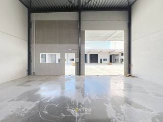 <u><strong>Benaderende bruto-AFMETINGEN: </strong></u><br />Magazijn: 245m² <br />2 private parkeerplaatsen<br /><br /><u><strong>AFWERKING:</strong></u><br />- Stalen constructie <br />- Gevelwanden in betonpanelen<br />- Gepolierde en gewapende betonvloer<br />- Luifel aan de voorkant !<br />- Geïsoleerd dak, bestaande uit steeldeck met grote centrale lichtstraat<br />- Geïsoleerde, elektrische sectionaalpoort (h: 4,5m; b: 4m)<br />- Afzonderlijke aluminium inkomdeur met raam, voorzien van aluminium schrijnwerk en hogerendementsbeglazing<br />- Twee stopcontacten + 1 drijfkracht<br />- Buitenverlichting<br />- Vrije hoogte 7m<br /><br /><u><strong>NUTSVOORZIENINGEN:</strong></u><br />Elektriciteit (63A) - stadswater (tussenteller) - regenwater.<br />Iedere unit heeft een afzonderlijke tussenteller (de eigenaar plaatst zonnepanelen en een batterij). <br />Er is een gescheiden rioleringsstelsel voorzien voor afvoer regenwater en afvalwater. Per unit is een afvoer voorzien voor sanitaire module.<br />Per 2 units is er een RW-put van 15.000 liter voorzien. Deze regenput is voorzien van een aanzuigleiding socarex (1 per unit), excl. pomp. <br /><br /><u><strong>OMGEVINGSWERKEN en TOEGANGSWEGEN</strong></u>:<br />Verharding in beton met een ruime doorrit van 12m breedte.  <br />Weegbrug aanwezig 3 x 18m.<br /><br /><u><strong>BESTEMMINGSMOGELIJKHEDEN:</strong></u><br />Zone voor milieubelastende industrieën.<br />Opslag, productie, bewerking en verwerking van goederen.<br /><br /><u><strong>LIGGING:</strong></u><br />De KMO-loodsen aan Kaaistraat 5 in Kerkhove (deelgemeente van Avelgem) liggen in de Scheldevallei, in een zone met (watergebonden) bedrijvigheid langs de rivier de Schelde. Vlakbij het rondpunt naar N8 (Oudenaardsesteenweg-Brugstraat) en N36 (Bruggesteenweg).<br />E17 bereikbaar binnen ca. 20 minuten rijden.<br /><br /><u>* Bijzonderheden:</u><br />- Geen gemene kosten !<br />- Mogelijkheid tot het plaatsen van een laadpaal op eigen kosten.<br />- Vermelde prijzen zijn excl. onroerende voorheffing (1m forfaitair), voorschot nutsen (€50/m) en BTW.<br />- Onze referentie op <strong>www.centro.be</strong>: <strong>P0497</strong> of contacteer ons op <strong>050 70 01 02</strong>.