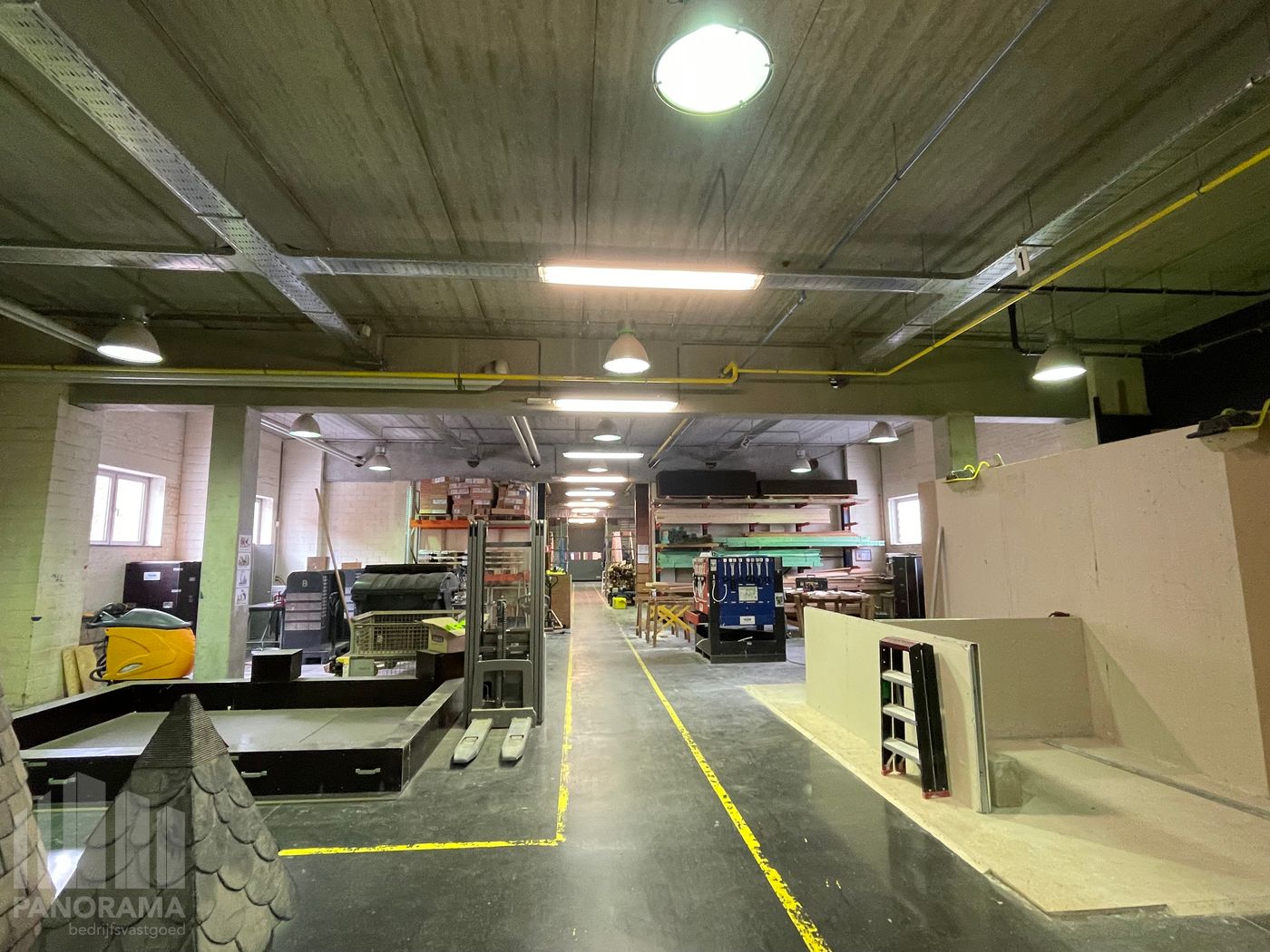 Veelzijdig bedrijfsgebouw met magazijnen, werkplaatsen en goederenlift in Roeselare - foto 5