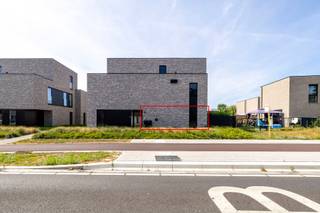 <p><strong>Instapklaar gelijkvloers appartement met carport, berging, luxe afwerking en aangelegde tuin</strong></p>
<p>Dit <strong>gelijkvloers appartement</strong> is een echte parel voor wie houdt van comfort, privacy en een hoogwaardige afwerking. Het appartement beschikt over een <strong>overdekte carport/staanplaats</strong>, een praktische <strong>berging</strong> en een volledig aangelegde tuin met overdekt terras.</p>
<p>Bij het betreden van het appartement kom je binnen in de <strong>inkomhal met gastentoilet</strong>. Van hieruit heb je toegang tot de ruime leefruimte, die stijlvol is opgedeeld in een gezellige zithoek en een volledig ingerichte eetkeuken. De leefruimte is afgewerkt met een mooie <strong>parketvloer</strong> en straalt dankzij de kwalitatieve materialen meteen warmte en klasse uit.</p>
<p>De zithoek is voorzien van een sfeervolle <strong>ethanolhaard</strong>, ideaal voor gezellige avonden. Daarnaast werd er ook gedacht aan modern wooncomfort: de <strong>geluidsinstallatie is netjes ingebouwd in het plafond</strong>, waardoor alles strak en stijlvol geïntegreerd is.</p>
<p>De <strong>eetkeuken</strong> is volledig uitgerust en afgewerkt met hoogwaardige toestellen, waaronder een microgolfoven, oven, steamer, ingebouwd koffieapparaat en een elegante wijnkast. Alles is praktisch ingedeeld en mooi ingebouwd, wat zorgt voor een verzorgde en luxueuze uitstraling.</p>
<p>Het appartement beschikt over <strong>twee ruime slaapkamers</strong>, waarvan één slaapkamer voorzien is van een ingebouwd tv-scherm. Ook aan opbergruimte is er geen gebrek: doorheen het appartement zijn er verschillende <strong>ingemaakte kasten</strong> aanwezig, waardoor alles netjes en discreet kan worden opgeborgen.</p>
<p>De centrale badkamer is uitgerust met een <strong>wastafel</strong> en een ruime <strong>inloopdouche</strong>. Verder is er een aparte wasplaats, waar wasmachine en droogkast mooi uit het zicht zijn weggewerkt.</p>
<p>Het overdekte terras zorgt ervoor dat je ook tijdens de zomermaanden aangenaam buiten kan vertoeven, met extra privacy als bijkomend voordeel.<br />Tevens is er een extra overdekte ruimte, die momenteel ingericht is met een <strong>jacuzzi en sauna</strong>.</p>
<p>De tuin is volledig aangelegd en vormt een rustige, verzorgde buitenruimte waar het heerlijk genieten is.</p>
<p>Op technisch vlak is het appartement voorzien van <strong>zonnepanelen</strong>, <strong>vloerverwarming doorheen het volledige appartement</strong>, aangesloten op centrale verwarming op aardgas. Ook op het vlak van veiligheid en gebruiksgemak is alles aanwezig: de voordeur kan vanop afstand bediend worden en aan de carport is er een <strong>camera met deurbelinstallatie</strong> voorzien.</p>
<p>Kortom: dit appartement is <strong>tot in de puntjes afgewerkt</strong>, met oog voor detail, comfort en kwalitatieve materialen. Een stijlvolle woonst waar werkelijk alles netjes werd ingebouwd en doordacht afgewerkt.</p>
<p><strong>Een pareltje voor snelle beslissers!</strong></p>