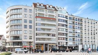 Prachtig appartement gelegen aan het Albertplein met zeezicht en zicht op de villa's. Indeling: Inkomhal met vestiaire en toilet, ruime...