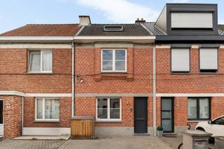 Op deze centrale maar rustige locatie in Lier bevindt zich deze prachtig afgewerkte, instapklare woning. U bevindt zich op een boogscheut van het station, de stadsvesten, het centrum, scholen, winkels en nog veel meer. De woning is afgewerkt met kwalitatieve materialen, wat zorgt voor een perfecte combinatie van ruimte en comfort. <br /><br />We betreden de woning via de inkomhal met stijlvolle gietvloer. Deze brengt ons in de lichtrijke eetkamer met aansluitend de hoogwaardig afgewerkte open keuken. Deze is voorzien van een duurzaam Dekton werkblad en alle nodige toestellen, waaronder een ingebouwde wijnkoeler, koelkast, vaatwasser, inductie kookplaat, dubbele spoelbak en twee combiovens.<br />Verder bevindt zich de gezellige leefruimte die dankzij de rechtstreekse verbinding met de tuin een aangenaam gevoel van ruimte en licht creëert. De tuin beschikt over een terras en tuinhuis. Achteraan is er bovendien een servitudeweg, bijzonder praktisch voor uw fietsen en het buitenzetten van afval.<br /><br />Vervolgens beschikt het gelijkvloers over een apart toilet en een praktische wasberging. <br /><br />Op de eerste verdieping bevinden zich twee ruime slaapkamers (allebei 14m²), voorzien van airco. Daarnaast vindt u hier een apart toilet en een stijlvolle badkamer met inloopdouche, ligbad en lavabo.<br />De tweede verdieping beschikt over een derde ruime slaapkamer (16m²), eveneens voorzien van airco. Vanuit deze kamer heeft u bovendien toegang tot een aangenaam terras.<br /><br />Tot slot beschikt de woning over een eigen oprit. <br /><br />Pluspunten:<br />+ 3 ruime slaapkamers (met airco)<br />+ kwalitatieve afwerking<br />+ hoogwaardige, volledig geïnstalleerde keuken<br />+ gezellige tuin met terras en tuinhuis<br />+ praktische servitudeweg achteraan<br />+ energiezuinig (EPC B)<br />+ elektriciteit = conform<br />+ centrale & rustige locatie in Lier<br /><br />Wenst u een bezoek ter plaatse? Contacteer ons via 03 337 50 70 of info@vbvastgoed.be.