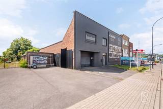 <p>Commerciële ruimte op een toplocatie.</p><p>Bestaande uit een volledig gerenoveerde showroom, burelen, en parking. <br />TROEVEN: nieuwe dakconstructie, vloerverwarming, nieuwe elektrische installatie.</p><p>INDELING: aparte garage, parking, atelier van een 280m2, burelen/praktijk, keuken, badkamer, handige grote kelder. <br />Op het verdiep bevinden zich een leefruimte en 2 slaapkamers. ideale commerciële locatie, nabij alle winkels!</p><p>Te koop via Immo Beguin, jouw vastgoedexpert sinds 2009, met kantoren in Ronse, Waregem, Kortrijk, Deinze, Doornik en Lessines. <br />Meer info via guido@immobeguin.be</p>