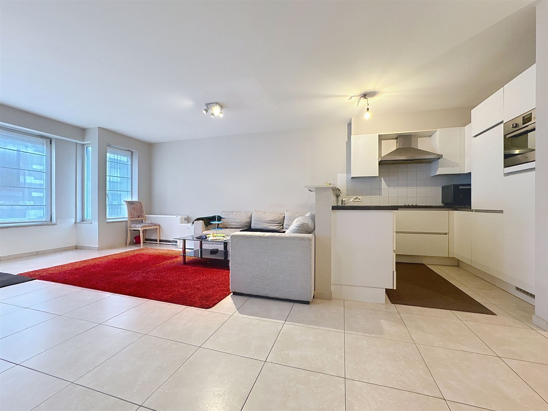 INSTAPKLAAR 2 slaapkamer APPARTEMENT (84 m²) met AUTOSTANDPLAATS op wandelafstand van de Grote Markt te ROESELARE - foto 4
