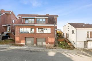 <p><strong>Charmante woning met twee slaapkamers in het hart van Schepdaal!</strong></p>
<p>Deze woning, gelegen in een rustige en centrale buurt van Schepdaal, biedt alle comfort voor wie op zoek is naar gezellig en praktisch wonen.</p>
<p>Bij het betreden van de woning kom je binnen in de inkomhal met apart gastentoilet. De lichtrijke woonkamer (19,27 m²) sluit naadloos aan op de eetkamer en de modern ingerichte keuken.</p>
<p>Op de eerste verdieping bevinden zich twee ruime slaapkamers (15,36 m² en 19,25 m²) en een badkamer uitgerust met douche, toilet en lavabo.</p>
<p>Buiten geniet je van een gezellige tuin met terras—de ideale plek om te ontspannen of te tuinieren. Daarnaast beschikt de woning over een garage, berging en kelder, wat zorgt voor extra opbergruimte en comfort.</p>
<p>EPC: 572 kWh/ m²jaar.</p>