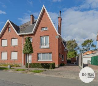<strong>OORDEGEM- Halfopen bebouwing met centrale ligging.</strong><br /><span>BEZOEKDAG ZATERDAG 10/10 VAN 9U TOT 14U(enkel op afspraak!)</span><br /><br />Deze halfopen bebouwing geniet van een centrale ligging in Oordegem en biedt een mooie combinatie van ruimte, licht en praktische mogelijkheden. De woning vormt een interessante basis voor wie op zoek is naar een ruime gezinswoning en deze graag verder naar eigen smaak en hedendaagse woonwensen wil inrichten.<br /><br />Via de centrale inkomhal betreedt u de woning en komt u in de ruime woonkamer, waar zowel een gezellige zithoek als een eethoek kan worden ingericht. De vele raampartijen zorgen hier voor een aangename natuurlijke lichtinval, terwijl de houtkachel extra sfeer en gezelligheid brengt.<br />Aansluitend bevindt zich de aparte keukenruimte met rechtstreekse verbinding naar de veranda. Deze veranda vormt een aangename extra ruimte en biedt zicht op het terras en de tuin.<br /><br />Op de eerste verdieping bevinden zich drie slaapkamers en een badkamer met ligbad, lavabo en toilet. Via een vaste trap is er toegang tot de zolderverdieping, die momenteel voornamelijk als bergruimte wordt gebruikt en bijkomende mogelijkheden biedt.<br />Verder beschikt de woning over een kelder, een terras en een tuin. Naast de woning is er een praktische oprijstrook aanwezig, wat zorgt voor extra parkeergelegenheid. Ook een regenwaterput van 2000 liter is voorzien.<br /><br />De woning biedt een goede basis en kan mits de nodige vernieuwing worden aangepast aan de hedendaagse woonbehoeften en persoonlijke smaak. Dankzij de centrale ligging bevinden winkels, scholen, openbaar vervoer en andere dagelijkse voorzieningen zich op korte afstand. Ook de belangrijkste verbindingswegen zijn vlot bereikbaar.<br /><br />Een ruime halfopen bebouwing met drie slaapkamers, tuin en praktische buitenruimte, gelegen op een centrale locatie. Een interessante opportuniteit voor wie op zoek is naar een woning met mogelijkheden en graag zijn eigen woonverhaal schrijft. Voor een bezoek kan u ons steeds contacteren op 053/60.65.60.