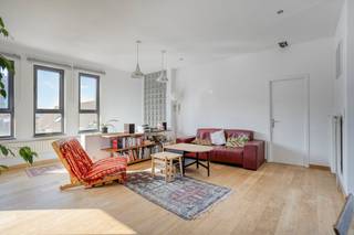 Penthouse (117m²) gelegen op de vierde verdieping. Dit appartement beschikt over twee ruime slaapkamers en een extra bureauruimte. Dankzij de grote raampartijen rondom het appartement geniet u hier van een aangename natuurlijke lichtinval.<br /><br />De grootste troef van dit appartement zijn ongetwijfeld de uitzonderlijke terrassen van maar liefst ca. 100m².<br /><br />De penthouse is als volgt ingedeeld:<br />- via de trap begeeft u zich naar de woonkamer met open keuken<br />- de keuken kan eventueel een opfrissing gebruiken en is voorzien van een vaatwasser en oven<br />- vanuit de lichtrijke woonkamer heeft u rechtstreeks toegang tot het terras. Dit loopt langs drie zijden van het appartement, waardoor u geniet van verschillende oriëntaties en de hele dag door van de buitenruimte kunt genieten<br />- aparte bureauruimte<br />- twee ruime slaapkamers<br />- badkamer voorzien van een enkele wastafel, douche en sauna<br />- apart toilet<br />- berging voorzien van aansluitingen voor wasmachine en droogkast<br />- privatieve berging op -1<br /><br />De ligging vlak bij het Zuidstation zorgt ervoor dat dit appartement uitstekend bereikbaar is met het openbaar vervoer. Bovendien bevindt u zich op slechts 15 minuten wandelen van de gezellige Brusselse Marollenwijk en het Sint-Gillisvoorplein.<br /><br />Dankzij het gunstige EPC-attest (label D) voldoet het appartement reeds aan de energetische normen die vanaf 2033 in Brussel worden opgelegd.<br /><br />Wenst u dit unieke appartement graag te bezichtigen? Dien dan een aanvraag in via onze website www.dewaele.com of neem contact op met Danielle Kaluza via 0491 27 21 88.
