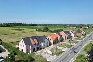 Deze nieuwbouwwoning met 5 slaapkamers en een bewoonbare oppervlakte van ca. 236 m² is gelegen op een perceel van 918 m². De woning maakt deel uit...