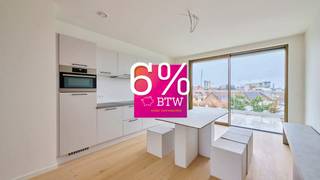 <span><strong>Geniet van 6% btw, ook interessant voor investeerders! Informeer naar de voorwaarden.<br /></strong><br />De Bonnefant, Wonen in het midden van de stad en toch omgeven door groen. Een iconisch gebouw op een centrale en culturele locatie waar er ruimte is voor luxe, een onvergetelijke woonervaring of zorgeloos wonen in een assistentiewoning. </span><br /><br /><span>Tussen de gebouwen van De Bonnefant is een </span><strong>groene doorsteek</strong><span> gecreëerd die de Demerstraat rechtstreeks verbindt met het begijnhof. Gezellig vertoeven in één van de twee gemeenschappelijke binnentuinen of liever een barbecue met de buren? Bovendien hebben de terrassen geïntegreerde plantenbakken die zijn uitgerust met een automatisch beregeningssysteem. Een extra groene beleving is verzekerd.</span><br /><br /><span>Het bestaande RTT-gebouw is volledig gerenoveerd met het behoud van de Hasseltse authenticiteit en verder uitgebreid met energiezuinige nieuwbouw. Parkeren in het centrum is geen evidentie maar toekomstige bewoners van De Bonnefant kunnen parkeren in de ruime ondergrondse parkeerplaats. Je kan ook je fiets kwijt in de fietsenstalling. </span><br /><br /><strong>DOORZONAPPARTEMENTEN:</strong><br /><span>De doorzonappartementen trekken aan twee zijden daglicht dankzij de plafondhoge ramen. Deze ramen en de 1 of 2 terrassen brengen de beleving rondom je nieuwe thuis mee naar binnen. Dit type heeft 2 slaapkamers en 1 badkamer.</span><br /><br /><span><strong>Appartement B4 APP 04 - Verdiep 4</strong></span><br /><span>- bewoonbare oppervlakte:</span><span> 112</span><span> m²</span><br /><span>- oppervlakte terras:</span><span> 23</span><span>,42</span><span> </span><span>m²</span><br /><span>- doorzon leefruimte met open keuken </span><br /><span>- ruim terras met zicht op de Bonnefantenstraat</span><br /><span>- 2 slaapkamers <br /></span>- badkamer<br /><span>- berging</span><br /><span>- apart gastentoilet</span><br /><span>- autostaanplaats in de afgesloten parkeerkelder </span><br /><br /><span>GENIET VAN </span><strong>6% btw</strong><span> (onder voorwaarden). </span><span>Vermelde prijs is exclusief ondergrondse parkeerplaats en exclusief registratie, btw en notariskosten. </span><span>Alle appartementen werden intussen volledig afgewerkt en zijn instapklaar. </span><span>Contacteer ons voor een bezoek ter plaatse.<br /><br /></span><span>Wij ontzorgen je ook voor <strong>de verkoop</strong> van je <strong>huidige woning</strong>! Voor meer uitleg helpen we je graag verder.</span>