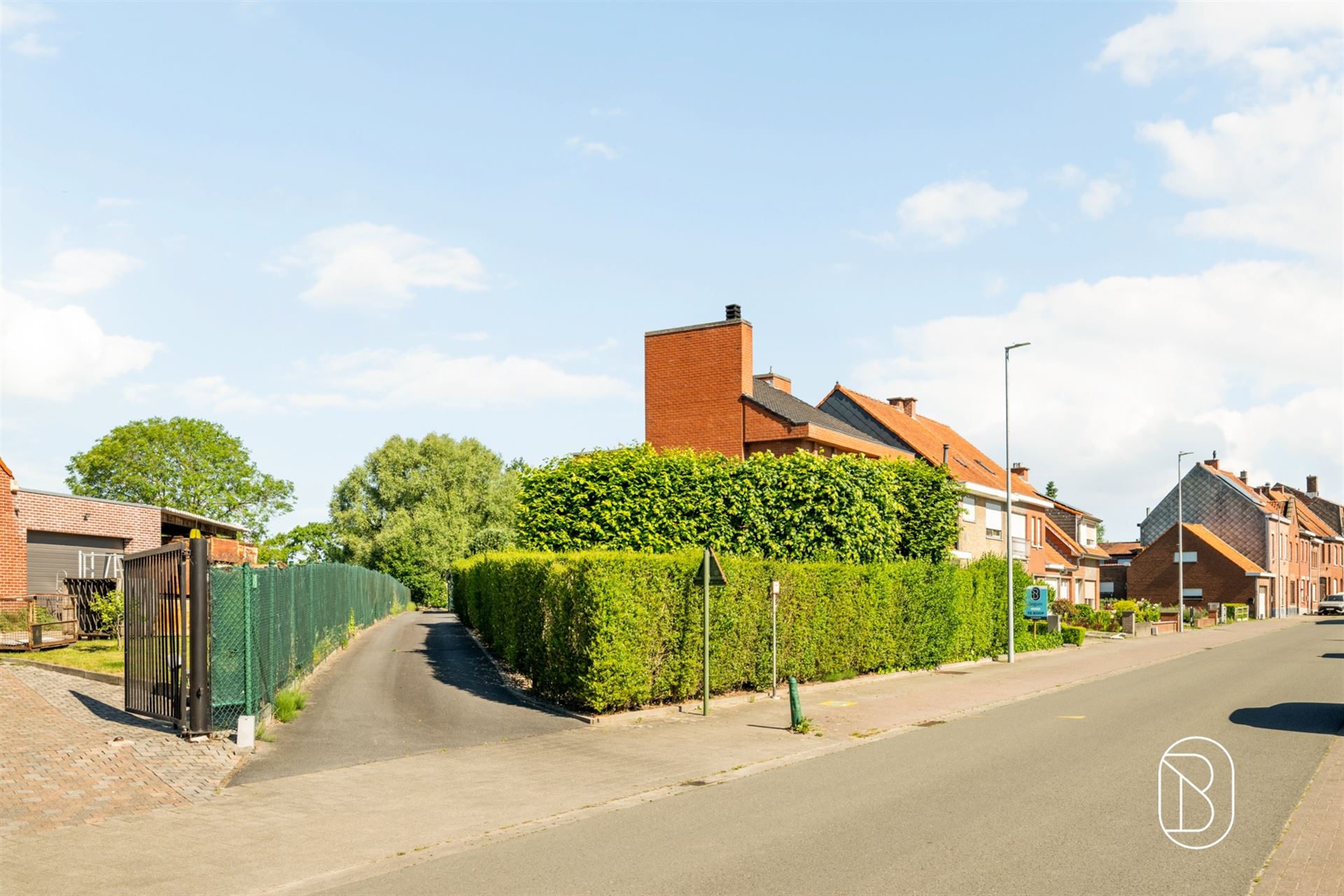 Ruime instapklare gezinswoning met garage en oprit - foto 5