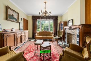 Op een rustige en gegeerde locatie in Mariakerke bevindt zich deze ruime gezinswoning met een bewoonbare oppervlakte van maar liefst 253 m² op een perceel van 661 m². Dankzij de royale ruimtes, de diepe zuidoostgerichte tuin en de uitstekende ligging vormt deze woning de ideale basis voor wie op zoek is naar een renovatieproject met bijzonder veel potentieel.<br /><br />Via de inkomhal komt u terecht in de eerste woonkamer, die aansluit op een tweede leefruimte of eetplaats. Aansluitend bevindt zich de keuken, met daarachter een ruime berging die heel wat praktische opbergruimte biedt. Vanuit de woning geniet u van een prachtig zicht op de ruime, rustig gelegen tuin met zuidoostoriëntatie, waar u de hele dag door van de zon kunt genieten. Verder beschikt de woning over een garage en een handige kelder.<br /><br />Op de eerste verdieping bevinden zich vier volwaardige slaapkamers en een badkamer. De tweede verdieping biedt nog twee extra slaapkamers en een zolderruimte, waardoor deze woning bijzonder geschikt is voor grote gezinnen, een vrij beroep, een hobbyruimte of een thuisbureau.<br /><br />De woning werd gebouwd in 1957 en beschikt over een EPC-label F (652 kWh/m² jaar). Dit biedt de nieuwe eigenaar de mogelijkheid om de woning volledig naar eigen smaak te renoveren en tegelijk te investeren in een energiezuinige toekomst.<br /><br />De woning is gelegen op een absolute toplocatie in Mariakerke, in een rustige woonomgeving op korte afstand van winkels, scholen, openbaar vervoer, het strand en de belangrijkste invalswegen. Hier geniet u van een aangename combinatie van rust, ruimte en een uitstekende bereikbaarheid.<br /><br />Met haar ruime volumes, sterke ligging en talrijke mogelijkheden is dit de ideale woning voor wie een karaktervolle gezinswoning volledig naar eigen smaak wil renoveren.<br /><br />Interesse in deze woning? Contacteer Justin Werniers voor een bezoek of een vrijblijvende schatting van uw eigen woning via 0474 05 59 25 of justin@immofrancois.be.<br /><br />