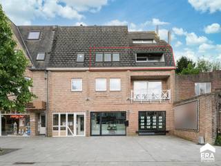 Volledig vernieuwd appartement in het centrum van (Neer)Pelt met een prachtig zicht over het vernieuwd marktplein. De huidige eigenaar heeft het gehele appartement in 2025 gerenoveerd: nieuwe elektriciteit, keuken, badkamer, airco, cv-ketel, stucwerk,... <br /><br />Er zijn 3 degelijke slaapkamers, rustig gelegen aan de achterzijde van het pand. De keuken en badkamer zijn volledig vernieuwd en zijn luxueus afgewerkt. In de woonkamer is een airco-unit voorzien, de cv-ketel is onlangs vernieuwd.<br /><br /><u><strong>Enkele troeven:</strong></u>
<ul><li>Volledig gerenoveerd appartement</li><li>3 slaapkamers</li><li>Gunstig EPC: label B, 130kWh</li><li>Elektrische installatie conform AREI</li><li>2 terrassen aan zowel voor- als achterzijde</li><li>Private kelderberging</li><li>Parkeerplaats voor het complex</li></ul>
Indeling: inkom, lift naar 2e verdieping, inkomhal, toilet, wasplaats, woonkamer, terras, keuken, nachthal, 3 slaapkamers, badkamer, terras, kelderberging