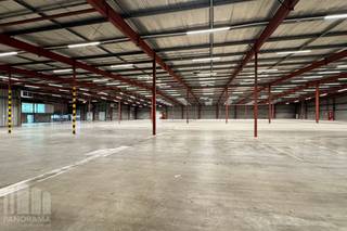 Bedrijfsgebouw met <strong>6.014 m² magazijnruimte</strong> (buitenruimte en kantoren optioneel).<br />Gelegen in Satenrozen, uitstekend bereikbaar via de E19, op 20 min van Antwerpen en 30 min van Brussel.<br /><br />De magazijnruimte heeft een vrije hoogte van 4 tot 8 meter en een vloerbelasting tot 5 ton/m², ideaal voor opslag en zwaar materieel.<br />Voor een vlotte logistiek zijn sectionaalpoorten en laad- en loskaden aanwezig. De kantoorruimtes zijn afgewerkt met tegels en tapijt voor extra comfort.<br /><br />Het pand beschikt over ruime parkeermogelijkheden, inclusief laadpunten voor elektrische voertuigen, en catering- en cafetariafaciliteiten voor het personeel.<br /><br />Contacteer<strong> PANORAMA B2B</strong> voor bijkomende informatie, plannen of een vrijblijvend plaatsbezoek <strong>0477 07 30 30.</strong>
