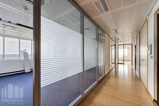 Hoogwaardige kantoorruimte van <strong>401m²</strong>  te huur in een toekomstgericht kantoorgebouw in Brussel.<br /><br />Gelegen op een absolute toplocatie, geniet deze site van een uitzonderlijke zichtbaarheid en een uitstekende bereikbaarheid via belangrijke verkeersassen. Dankzij de nabijheid van het openbaar vervoer zijn de stations Brussels-Luxembourg (10 min), Brussels-Central (15 min), Brussels-Midi (20 min) en Brussels-North (25 min) vlot bereikbaar.<br /><br />Dit kantoor combineert comfort, veiligheid en efficiëntie dankzij <strong>LED-verlichting</strong>, dubbele beglazing, toegangscontrole en een alarmsysteem, aangevuld met moderne vergaderfaciliteiten, lockers, douches, een stijlvolle vernieuwde lobbyreceptie en 9 liften. Bovendien beschikt het gebouw over een <strong>BREEAM In-Use Excellent-certificering</strong>, wat de focus op duurzaamheid, technologie en gebruikscomfort onderstreept.<br /><br />Gebruikers genieten bovendien van een uitgebreid aanbod aan faciliteiten, waaronder een fitnessruimte, de stijlvolle wine bar lounge L'Étiquette, Restaurant BON en een moderne coffee &amp; food zone.<br />Met in totaal<strong> 279 parkeerplaatsen</strong>, waarvan <strong>34 met laadpunten</strong>, en meer dan <strong>150 fietsparkeerplaatsen</strong>, is een optimale bereikbaarheid gegarandeerd.<br /><br />Contacteer<strong> PANORAMA B2B</strong> voor meer informatie of een vrijblijvend plaatsbezoek via <strong>0477 09 00 09</strong>.