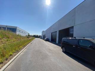 Deze magazijnruimte van 144 m² in Kruibeke is strategisch gelegen nabij de E17 en E34, waardoor Brussel, Antwerpen en Gent snel bereikbaar zijn...