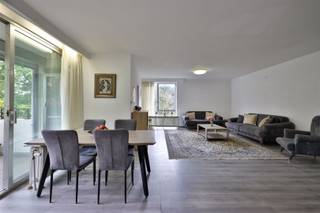 In deze mooie residentiële wijk vinden we omgeven door groen de residentie Vlinderhof met op de 5de verdieping dit ruime hoek-appartement met...