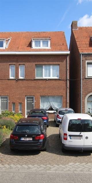 Parkeerplaatsen (genoeg) voor al jouw voertuigen?! Dat is alvast een grote troef bij dit te renoveren eigendom. Deze woning kan je volledig naar je eigen smaak opknappen. Ze is zeer gunstig gelegen, aan de stadsrand, aan een invalsweg naar het centrum, op wandelafstand van de ring, vlakbij scholen, bakker, supermarkten (Delhaize, Colruyt, Aldi, Albert Heijn...). Bekijk zeker de plannen met volledige indeling op www.bols.be. Ook een groot pluspunt is de zij-ingang die toegang geeft tot de tuin. Handig voor vuilniscontainers en fietsen. De woning is netjes onderhouden en heeft een goede basis tot modernisering. De woonkamer is ruim en licht. Er zijn 3 slaapkamers op de eerste verdieping en op de zolderverdieping kan u 1 grote masterbedroom creëren. De ruime diepe tuin geeft vele mogelijkheden. Niet gelegen in een overstromingsgebied: P- en G-score: A. Geen onroerend erfgoed. Informatieplicht in aanvraag. Renovatieverplichting van toepassing: Interessante info: https://www.vlaanderen.be/een-huis-of-appartement-kopen/renovatieverplichting-voor-residentiele-gebouwen - https://www.vlaanderen.be/premies-voor-renovatie/mijn-verbouwpremie