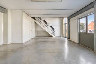 Functioneel bedrijfsgebouw te koop in Zwevegem. Dit gebouw heeft een totale oppervlakte van ca. 650 m² verdeeld over 2 verdiepingen. Het gebouw is momenteel opgedeeld in verschillende ruimtes maar zou kunnen opengetrokken worden. <br /><br />Oppervlaktes: <br />- Perceel: 1221 m²<br />- Gelijkvloers: ca. 400 m²<br />- 1e verdieping: ca. 250 m²<br /><br />Specificaties: <br />- Manuele poort<br />- Polybetonvloer<br />- Afwasbare muren<br />- Goederenlift<br /><br />Bent u op zoek naar bedrijfsvastgoed in Zwevegem? Aarzel dan niet om ons te contacteren op het nummer 056 21 11 11.<br /><br />Bestuursmaatregelen in het maatregelenregister: in aanvraag