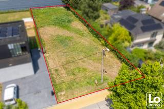 Mooi lot bouwgrond voor een open woning met grote tuin en achteraan uitzicht op velden met een oppervlakte van 875m² en een perceelbreedte van 17,5m op een residentiele ligging nabij het centrum van Lochristi. Er geldt GEEN bouwverplichting!<br />Het gaat hier over Lot 2 in de verkaveling.<br />Voor meer informatie en bouwvoorschriften : info@loimmo.be