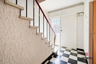 Deze woning, gelegen in de Klerkenstraat 46 te Houthulst, bevindt zich op een perceel van 283 m² en beschikt over een noordoostgerichte tuin, waar je in alle rust kunt genieten.<br /><br />Bij het betreden van de woning kom je terecht in de inkomhal, die toegang biedt tot de lichtrijke leefruimte. Aansluitend bevinden zich de keuken en de veranda, die uitkijkt op de tuin en voor een aangename extra leefruimte zorgt. Verder is er een kelder aanwezig.<br /><br />De woning beschikt over drie volwaardige slaapkamers, een douchekamer en een zolder die extra bergruimte biedt. Ook de inpandige garage zorgt voor het nodige comfort en extra opslagmogelijkheden. De woning wordt verwarmd met stookolie en gas. <br /><br />De tuin werd momenteel aangelegd met kiezelstenen, waardoor de nieuwe eigenaar deze volledig naar eigen smaak kan inrichten en omvormen tot een gezellige buitenruimte.<br /><br />Troeven van deze woning:<br /><br />- Open bebouwing<br />- Perceel van 283 m²<br />- 3 slaapkamers<br />- Veranda<br />- Kelder en zolder<br />- Inpandige garage<br />- Noordoostgerichte tuin<br />- Tuin volledig naar eigen wens aan te leggen<br /><br />Ben je op zoek naar een woning met een praktische indeling en de mogelijkheid om de buitenruimte volledig naar eigen smaak af te werken? Dan is deze woning zeker een bezoek waard.<br /><br />📞 Interesse? Contacteer Thijs, Friedel of Nina:<br />📲 051 57 54 61<br />📧 thijs@grouptrybou.be | friedel@grouptrybou.be | nina@grouptrybou.be
