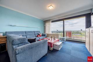 Dit mooi en verzorgd appartement op de 12 de verdieping heeft een prachtig uitzicht en een terras over de breedte van het appartement.<br /><br />Het appartement heeft een inkom met ingemaakte kast en veiligheidsdeur, een ruime living (34m²) en uitgeruste keuken, een aparte wc, een berging een badkamer en 2 slaapkamers.<br /><br />De keuken is uitgerust met een dubbele spoelbak, een combi-oven, een ceramische kookplaat, een dampkap en kasten boven en onder. <br /><br />De badkamer met stenen vloer heeft een mooie inloopdouche, een lavabo met meubel en er is een aansluiting voorzien voor een wasmachine en droogkast.<br /><br />De 2 slaapkamers (13m² -16m²) zijn ruim en hebben een mooi zicht op Antwerpen.<br /><br />In de vraagprijs is een kelder INBEGREPEN !<br /><br />Mogelijkheid om een ondergrondse staanplaats aan te kopen aan €15.000<br /><br />De elektriciteit is conform en het appartement heeft een zeer gunstig EPC ( LABEL B , 138kWh/m² jaar)<br /><br />stedenbouwkundig uittreksel is in aanvraag.<br /><br />Voor meer info of een bezoek ter plaatse kan u vrijblijvend contact opnemen met Philip op het nr.: 0476/999.029 of philip@reds.be