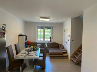 Deze recent gerenoveerde woning bestaat uit een inkomhal, ruime woonkamer op keramische tegelvloer, volledig ingerichte open keuken, berging met wasmachineaansluiting en een badkamer met douche, toilet en wastafel. Achtereen de woning bevindt zich een groot overdekt terras dat tevens toegang geeft tot de garage. Op de 1te verdieping vinden we 2 ruime slaapkamers. De woning is tevens voorzien van rolluiken.
