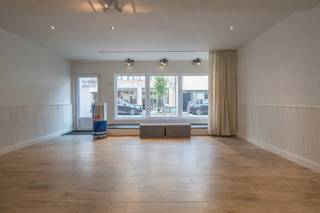 Op een commerciële toplocatie in het centrum van Deerlijk vindt u dit veelzijdige pand met een bruikbare oppervlakte van 133 m².Dankzij de centrale...