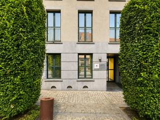 INSTAPKLARE OPBRENGSTEIGENDOM op een TOPLOCATIE in het CENTRUM van LESSEN. Dit INVESTERINGSPROJECT omvat 3 APPARTEMENTEN en een HANDELSGEDEELTE (verdeeld over 2 verdiepingen). Het pand werd GEBOUWD IN 2004-2005 en steeds goed onderhouden. Alle voorzieningen bevinden zich OP KORTE AFSTAND en geniet van enorm veel VISIBILITEIT op de GROTE MARKT VAN LESSINES. Dus de PERFECTE LOCATIE om zowel een eigen HANDELSZAAK een boost te geven en/of HUURDERS aan te trekken.<br /><br />- Handelsgedeelte: Praktijkruimtes en bureaus, niet verhuurd<br />- Appartement 1: 2 slaapkamers, <strong>verhuurd (750 euro) </strong><br />- Appartement 2: 2 slaapkamers, <strong>verhuurd (720 euro) </strong><br />- Appartement 3: 1 slaapkamer,<strong> verhuurd (690 euro)</strong><br /><br />Adres: Grand Place 8 te Lessen