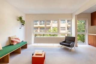 <p>Dit prachtig appartement ca 86 m² (cfr. EPC) is gelegen in een rustige straat in Borgerhout, om de hoek van de Roma en op wandelafstand van het gezellige Krugerplein. Met een ideale bereikbaarheid vanaf de Singel en de nabijheid van de belangrijkste invalswegen rond Antwerpen, staat deze locatie garant voor een vlotte verbinding van en naar de stad.<br />Openbaar vervoer en een Velo-station zijn om de hoek.<br /><br />Het appartement bevindt zich op de eerste verdieping en werd in 2023 volledig onder handen genomen door ontwerpbureau Studio Reset. Hierbij werd gekozen voor een uiterst smaakvolle en neutrale inrichting en materialen. <br /><br />De leefruimte en open keuken genieten een optimale lichtinval dankzij de kamerbrede raampartijen vooraan. De keuken werd prachtig uitgewerkt in travertijn en sapelli hout en is voorzien van kwalitatieve inbouwtoestellen van Siemens en Bosch.<br /><br />Achteraan zijn de 2 slaapkamers gelegen. Deze kijken uit op de gemeenschappelijke tuin en het achterliggend speelpleintje. De naastgelegen badkamer is uitgerust met douche, lavabo en aansluitingen voor wasmachine en droogkast. Apart gastentoilet.<br /><br />Een praktische, privatieve kelderberging is reeds begrepen in de huurprijs.<br />Autostaanplaats in de straat optioneel bij te huren aan 90 Euro per maand.<br />Gemeenschappelijke fietsenberging.<br /><br />Gemeenschappelijke lasten inclusief waterverbruik: 150 Euro per maand. <br />De nutsvoorzieningen gas en elektriciteit zijn privé op te nemen door de huurder.<br /><br />Beschikbaar vanaf 15 juli 2026.</p>