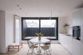 <strong>Prachtig duplex appartement met 3 slaapkamers en 2 terrassen in een voormalige herenwoning, nabij het historisch centrum van Gent.</strong><br /><br />Deze prachtige eigendom bevindt zich op de bovenste verdieping van een voormalige herenwoning, recent opgedeeld in vier appartementen. De ligging nabij het Sint-Annaplein en het historisch centrum garandeert een uitstekende bereikbaarheid en alle voorzieningen op wandelafstand.<br /><br />Dit doorzonappartement combineert hedendaags comfort met een rustieke uitstraling dankzij de behouden authentieke balken.<br />Vooraan bevindt zich de gezellige leefruimte, achteraan de Bulthaup-keuken met aansluitende eetplaats. Zowel aan de voor- als achterzijde is er een terras, waardoor je de hele dag door van de zon kan genieten.<br /><br />Op dit verdiep bevindt zich een eerste slaapkamer met ensuite badkamer. Verder zijn er in de hal een toilet, vestiaire en een praktische berging met aansluiting voor wasmachine en droogkast.<br /><br />De duplexverdieping telt twee volwaardige slaapkamers met ingemaakte kasten, een nachthal met extra maatkasten en een badkamer met wastafel en douche.<br /><br />Extra: fietsenberging in de residentie. <br />Verplichte aankoop van een praktische kelderberging. <br /><br />Dit project spreekt aan door zijn beperkt aantal <strong>entiteiten, zijn topligging, zijn prijs/kwaliteitsverhouding en zijn zeer aantrekkelijke kostenstructuur.</strong> Door het beperkte aantal woonunits is een <strong>vereenvoudigd beheer </strong>mogelijk waardoor de <strong>maandelijkse lasten zeer laag liggen</strong>. Bijkomende troef is de <strong>aankoop onder registratierechten.</strong><br /><br />Deze residentie is een realisatie van Compagnie Delens, is een ontwikkelingsbedrijf dat met een hedendaagse aanpak van authentiek vastgoed streeft naar unieke en karaktervolle woningen in een stedelijke omgeving.<br /><br />(aandeel kosten en basisakte ten laste van de koper)<br /><br />Voor meer informatie, mail naar info@carloeggermont.be