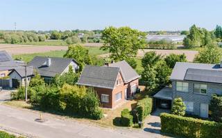 <p><span>DESTELBERGEN </span><span>- Woning met open zicht en renovatiepotentieel in landelijke omgeving</span></p><p><span> </span></p><p><span>In de Groenstraat 34 te Destelbergen bevindt zich deze charmante open bebouwing met enorm potentieel voor wie op zoek is naar een renovatieproject op een mooie locatie met landelijk karakter.</span></p><p><span>De woning geniet van een vlot bereikbare ligging op een steenworp van het centrum van Destelbergen en invalswegen. Achteraan geniet het perceel van een prachtig open uitzicht over agrarisch gebied.</span></p><p><span> </span></p><p><span>De belangrijkste troeven in een notendop:</span></p><ul><li><span>Renoveren/ verbouwen aan 6% btw! </span></li><li><span>Open bebouwing </span></li><li><span>Ruime garage aanwezig</span></li><li><span>Open zicht op agrarisch gebied</span></li><li><span>Gelegen op een steenworp van centrum destelbergen</span></li></ul><p><span> </span></p><p><span>Indeling:</span></p><p><span>Gelijkvloers:</span></p><p><span>Inkomhal, woonkamer, keuken, polyvalente ruimte en badkamer.</span></p><p><span> </span></p><p><span>Verdieping: </span></p><p><span>Nachthal en twee slaapkamers.</span></p><p><span> </span></p><p><span>Verder beschikt deze woning over een zolder, te bereiken via een zolderluik, een kelder en een ruime garage.</span></p><p><span> </span></p><p><span>Belangrijk:</span></p><p><span>Richtprijs: 385.000 EUR</span></p><p><span>EPC: F</span></p><p><span> </span></p><p><span>Klaar om hier uw woondroom te realiseren?</span></p><p><span>Neem contact op met Axel Lenaerts Makelaars voor meer informatie of een bezoek: <span>destelbergen@axellenaerts.be</span></span><span> of 09/219.08.77</span></p>