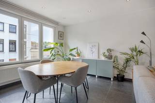 Dit gerenoveerde appartement (2017) van 87 m² ligt in het geliefde Deurne-Zuid, tussen het Boekenbergpark en het Boelaerpark.<br /><br />Via de inkomhal met vestiaire, videofoon en apart gastentoilet kom je terecht in de lichtrijke leefruimte met volledig uitgeruste open keuken. Aansluitend bevindt zich een praktische berging met ruimte voor een wasmachine, droogkast en extra opslag. De moderne badkamer is voorzien van een ruime inloopdouche.<br /><br />Het appartement beschikt over twee slaapkamers van 16 m² en 9 m², beide gelegen aan de rustige achterzijde van het gebouw. De tweede slaapkamer is ideaal als bureau, dressing of kinderkamer en biedt toegang tot het terras van 7 m² met een aangenaam open uitzicht. Tot slot beschikt het appartement over een privatieve kelderberging van 5 m².<br /><br />De ligging is een absolute troef: op wandelafstand van het Boelaerpark en Boekenbergpark met zwemvijver, winkels, bakkers, een viswinkel, biomarkt en de wekelijkse markt. Dankzij tram, bus of Velo bereik je in een mum van tijd het centrum van Antwerpen, terwijl je thuis geniet van de rust van een groene woonomgeving.<br /><br />Extra pluspunten: EPC B, conforme elektriciteit, elektrische rolluiken met centrale bediening, vliegenramen aan alle ramen, lage gemeenschappelijke kosten en laadpalen vlak voor de deur.<br /><br />Beschikbaar vanaf eind december/begin januari. Ideaal als starterswoning of voor wie comfortabel en rustig wil wonen vlak bij de stad.<br /><br />De algemene voorwaarden van Dewaele DIY kunt u steeds raadplegen via dewaele.com.<br /><br />Bestuursmaatregelen in het maatregelenregister: nee