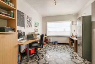 <p>Ontdek deze volledig gerenoveerde en instapklare woning met drie slaapkamers, rustig gelegen in Sint-Eloois-Vijve (Waregem) – ideaal voor een jong gezin dat op zoek is naar ruimte, comfort en energiezuinig wonen. De woning werd de voorbije jaren grondig aangepakt met onder meer nieuwe ramen en deuren, een vernieuwd dak en een gevel afgewerkt met spuitkurk, wat zorgt voor een moderne uitstraling en extra isolatie.</p>
<p>U komt binnen via de inkomhal die toegang biedt tot een gezellige leefruimte. Aansluitend vindt u een praktische bureauruimte, ideaal voor thuiswerk of hobby. Verder beschikt het gelijkvloers over een badkamer, technische ruimte/berging en een kelder.</p>
<p>De absolute troef van de woning is de grote, lichtrijke keuken met zicht op het terras en de tuin – een heerlijke plek om samen te koken en te genieten met het gezin. Op de verdieping bevinden zich drie volwaardige slaapkamers. De zolder, bereikbaar via een vaste trap, biedt nog extra mogelijkheden en kan verder ingericht worden naar eigen wensen.</p>
<p>Dankzij de aanwezigheid van 12 zonnepanelen (4.800 Wp) en een thuisbatterij van 4,6 kW bent u bovendien klaar voor een energiezuinige toekomst.<br />Buiten geniet u van een uitzonderlijk grote tuin van maar liefst 1.452 m², een ideale plek waar kinderen zorgeloos kunnen spelen en (huis)dieren zich volledig kunnen uitleven, terwijl u in alle rust kan genieten.<br />Bovendien is er een geïsoleerd bijgebouw, ideaal als hobbyruimte, werkplek of extra bergruimte.</p>
<p>Kortom, een ruime en energiezuinige gezinswoning met tal van troeven op een aangename locatie.</p>
<p>BEZOEK- EN BIED-WEEKEND OP ZATERDAG 09/05 (OP AFSPRAAK) Bij interesse, kan u een bod uitbrengen onder gesloten omslag en dit vóór 12/05 (12u). De vermelde prijs is geen bindend voorstel maar een richtprijs.</p>