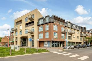 Recent appartement (2012) in het centrum van Strombeek-Bever, ideaal als belegging of voor eigen bewoning! Het appartement bestaat uit: een inkomhal met aparte wc, een lichtrijke leefruimte met een open volledig ingerichte keuken en bijhorende berging/wasplaats, 2 slaapkamers (13m² en 9m²) met telkens bijhorend terras van 7m² en een douchekamer met inloopdouche en 2 lavabo's. Het appartement beschikt ook over een handige voorraadkelder en een overdekte staanplaats in de kelderverdieping van het gebouw. De elektrische installatie is conform, de EPC-score is B en het appartement wordt verwarmd met een individuele condensatieketel op aardgas.